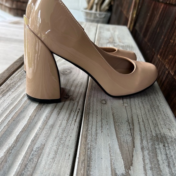 Christian Louboutin Nude Patent Leather Pumps Size 39. Runs a size big. - Picture 9 of 10